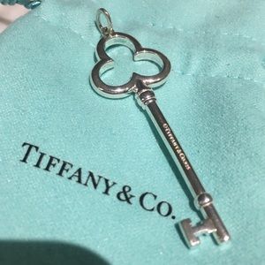 Tiffany & Co.
Silver Trefoil Clover Key ❤️